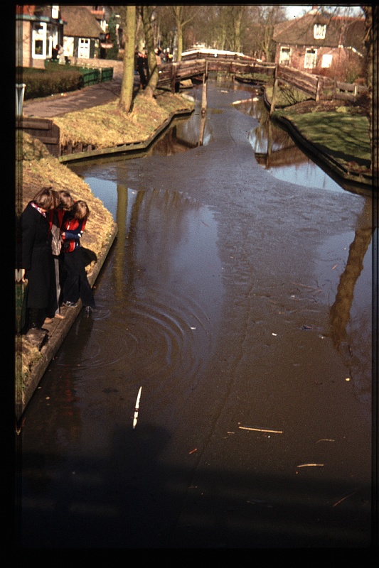 06.Giethoorn mrt 1978 Brigitte,Marion,Peter.JPG